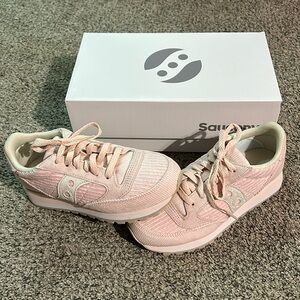 Women’s size 5 brand new pink saucony triple jazz running shoes